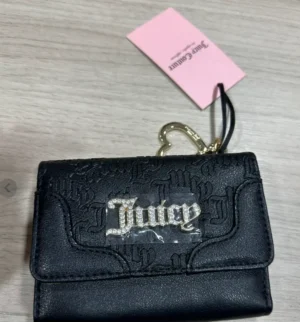 Monedero / Billetera Pequeña Juicy Couture - Negro con Logo de Strass y Clip Corazón